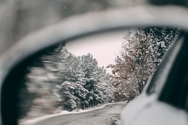 conduire en hiver apporte son lot de surprises et de défis : routes glissantes, visibilité réduite, neige et verglas