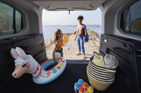 Partez à l'aventure avec le nouveau Citroën Berlingo et un volume de coffre maximal de 4000 litres, de quoi emmener tout le nécessaire.