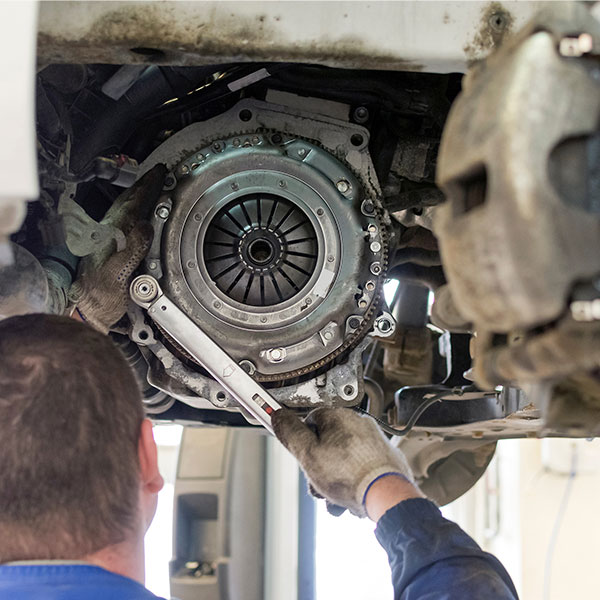 Recyclage automobile - Plutôt que de jeter des véhicules endommagés, la réparation permet de prolonger leur vie en remplaçant seulement les pièces défectueuses.