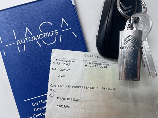 Carte grise et porte carte grise d'une voiture Citroën