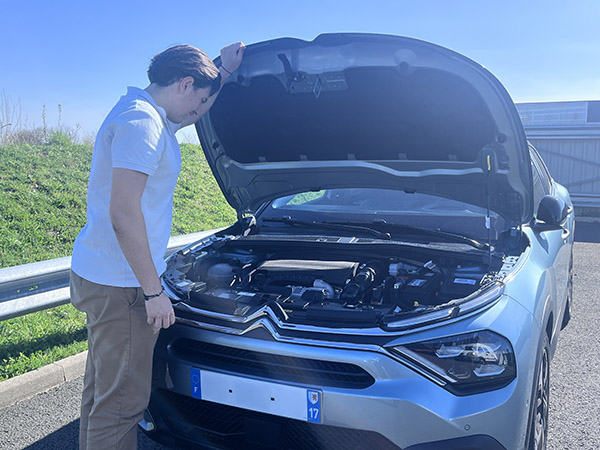 Un simple coup d’œil régulier sous le capot pour vérifier les niveaux des liquides.