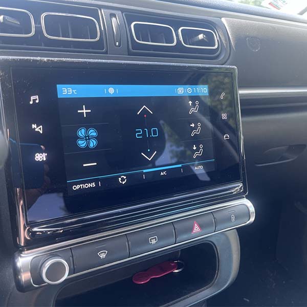 Focus sur le menu climatisation de l'écran d'une voiture
